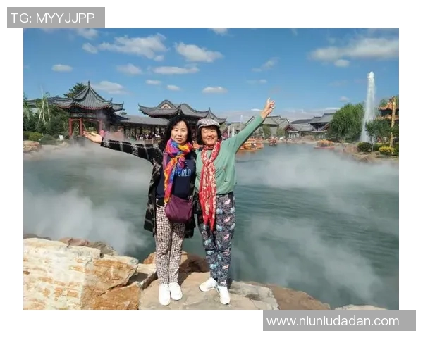 足球明星与女裁判亲密合影展现体育精神与性别平等的美好瞬间